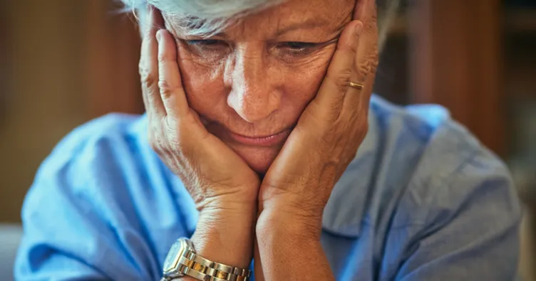 Alzheimer unutkanlıkla başlamayabilir! İlk belirtiler herkesi yanıltıyor