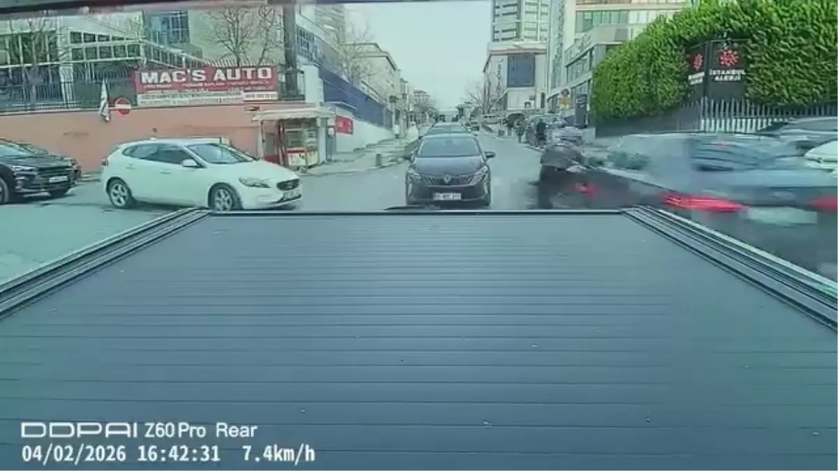 Ataşehir’de caddede ilerleyen otomobil ara sokaktan çıkan motosikletliye çarptı