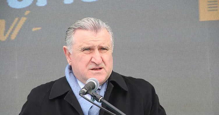 Bakan Bak İtalya’da milli sporcuları ziyaret etti