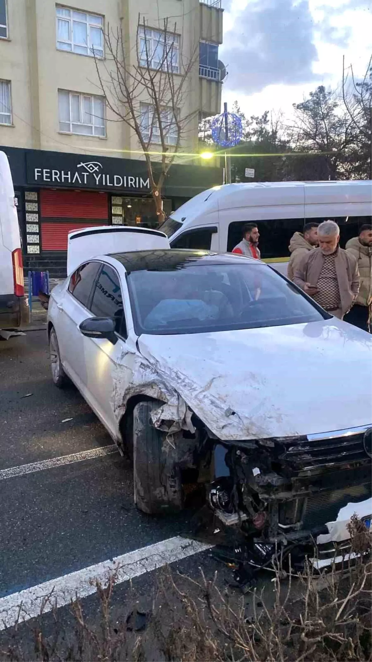 Batman’da minibüs ile otomobil çarpıştı: 1 yaralı