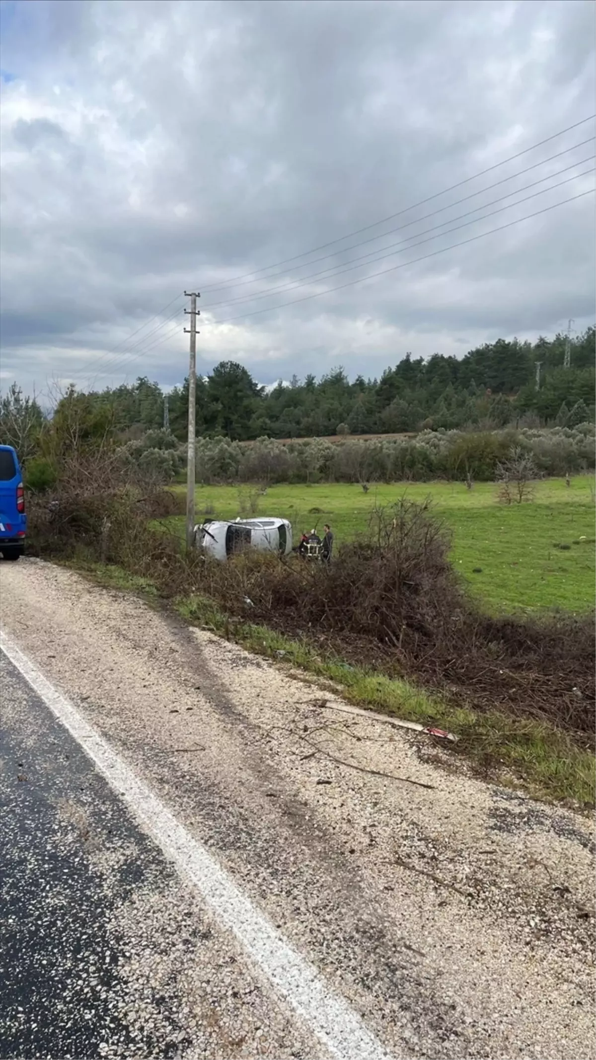 Bilecik’te devrilen otomobilin sürücüsü yaralandı