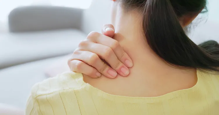 Boyun ağrısında en büyük hata açıklandı! Beyne giden damarları etkiliyor