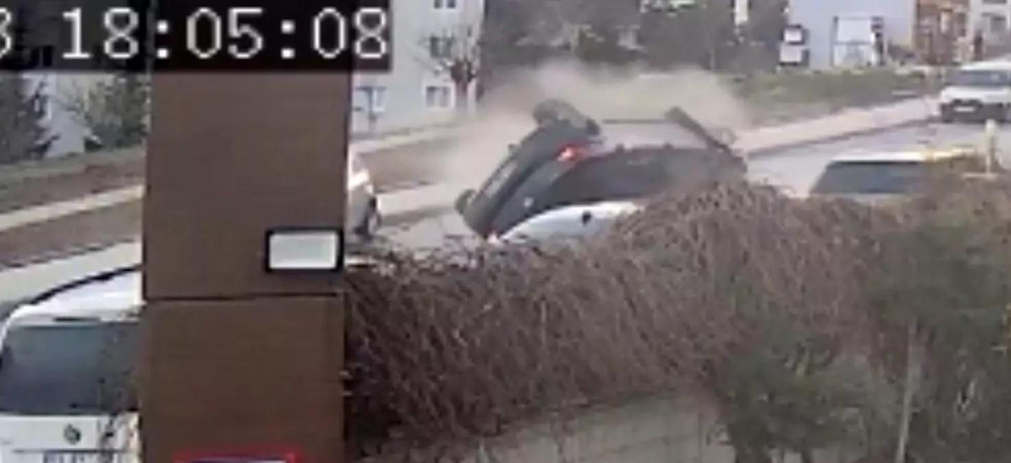 Elazığ’da otomobilin ters döndüğü kazanın görüntüleri ortaya çıktı