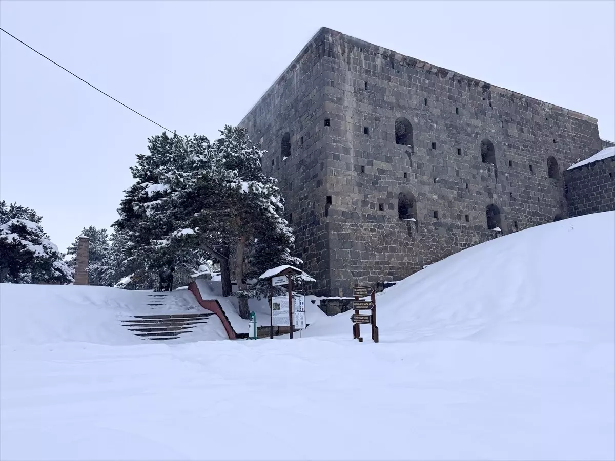 Erzurum’daki “ecdat yadigarı” Aziziye Tabyaları karla kaplandı