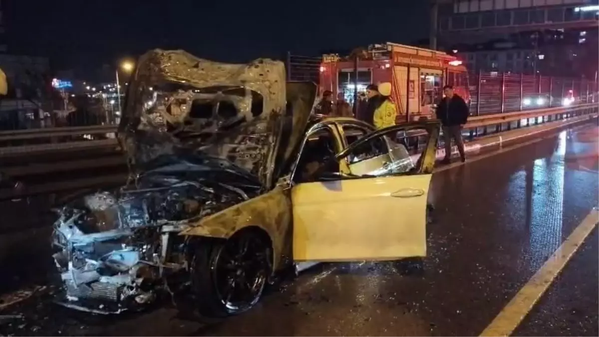 Kadıköy’de seyir halindeki otomobil alev alev yandı