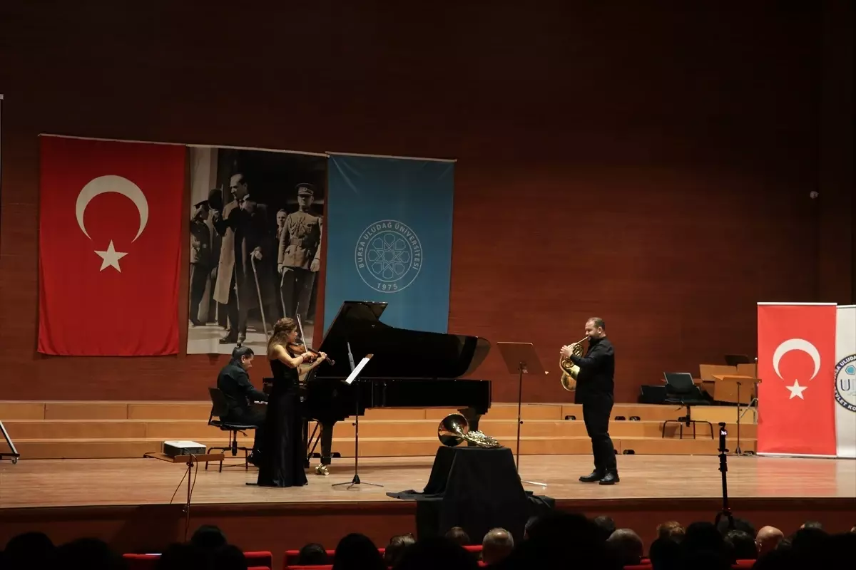 Konser öncesi hayatını kaybeden sanatçının enstrümanıyla lösemili çocuklar için sahne aldılar