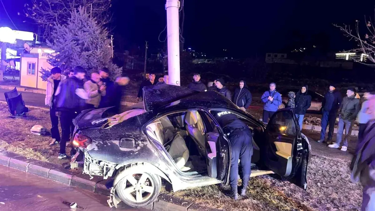 Kontrolden çıkan araç, trambüs direğine çarptı: 1 ağır yaralı