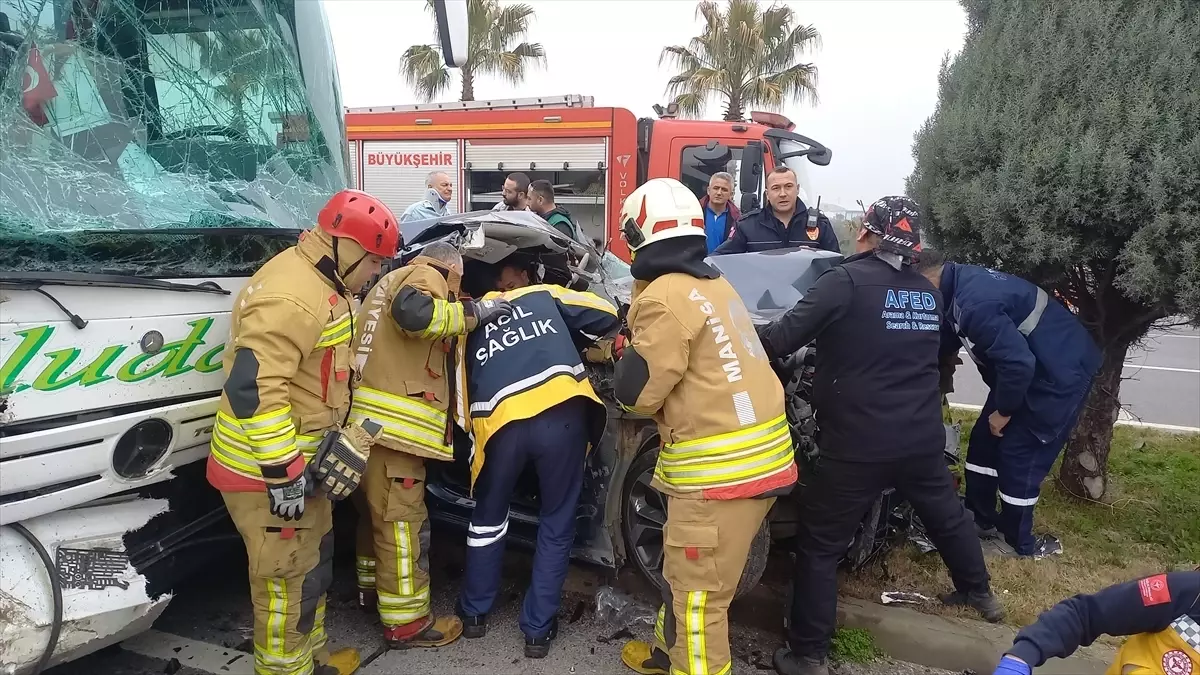 Manisa’da 3 aracın karıştığı kazada 6 kişi yaralandı