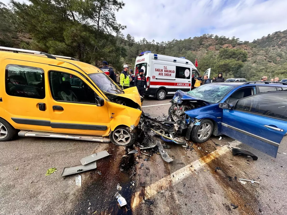 Muğla’da otomobilin, hafif ticari araçla çarpıştığı kazada ölü sayısı 3’e yükseldi