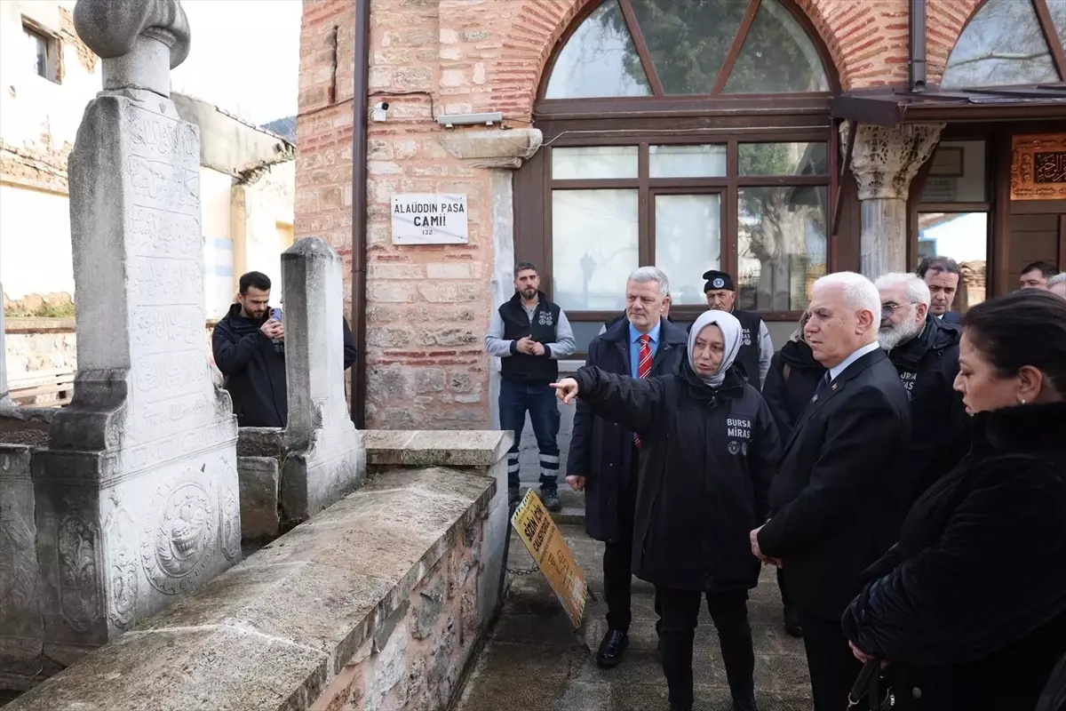 Osmanlı’nın ilk eserlerinden Alaeddin Bey Cami’nin haziresindeki mezar taşları restore ediliyor