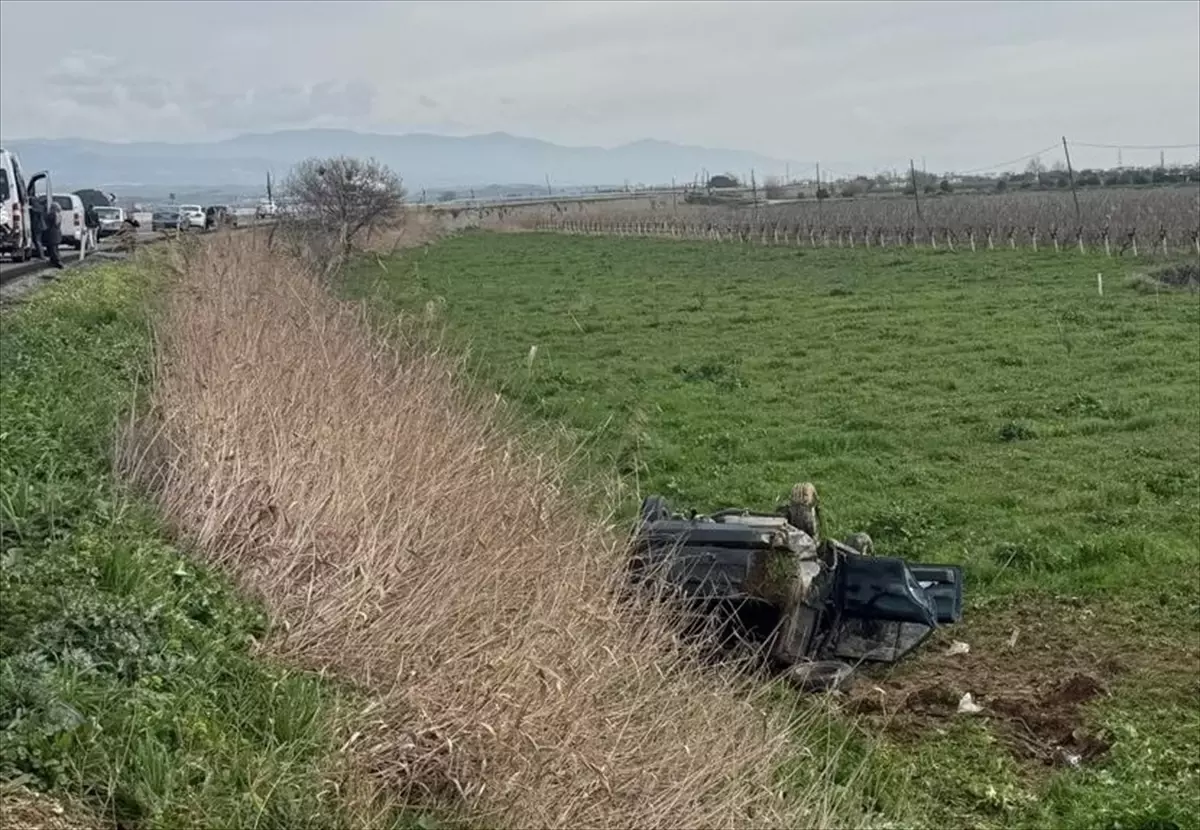 Salihli’de devrilen otomobildeki 2 kişi yaralandı