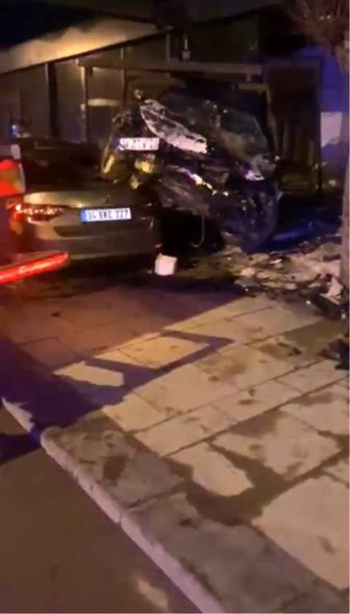 Sultanbeyli’de otomobil araçların üstünden uçup iş yerine girdi: Kaçan sürücü yakalandı