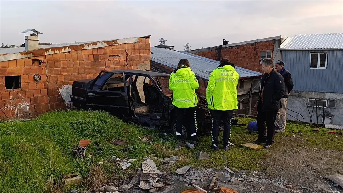 Tamir etmek için çıktıkları iş yerinin çatısında hurda vaziyette otomobil buldular