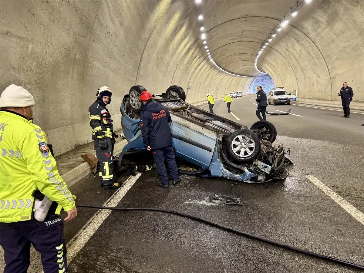 Trabzon’da devrildikten sonra yanan otomobilin sürücüsü yaralandı