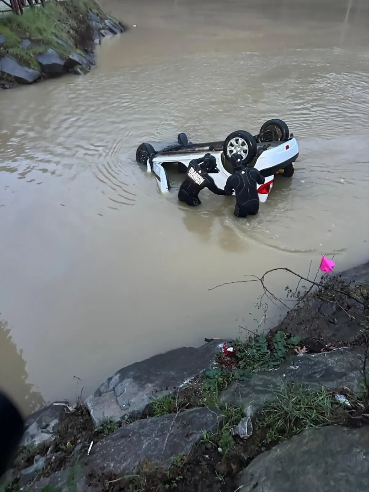 Trabzon’da göle devrilen otomobilin sürücüsü yaralandı