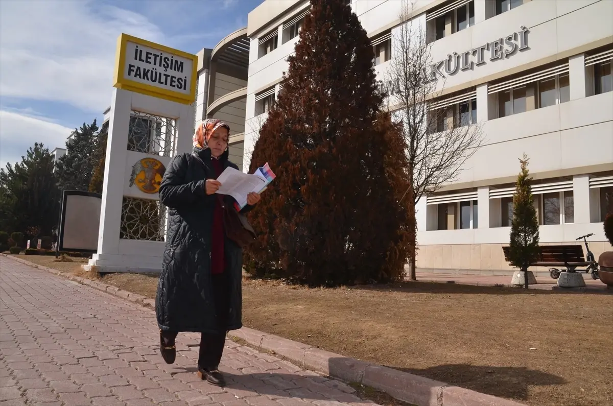 Üniversite öğrencisi 58 yaşındaki kadın azmiyle çevresindekilere örnek oluyor