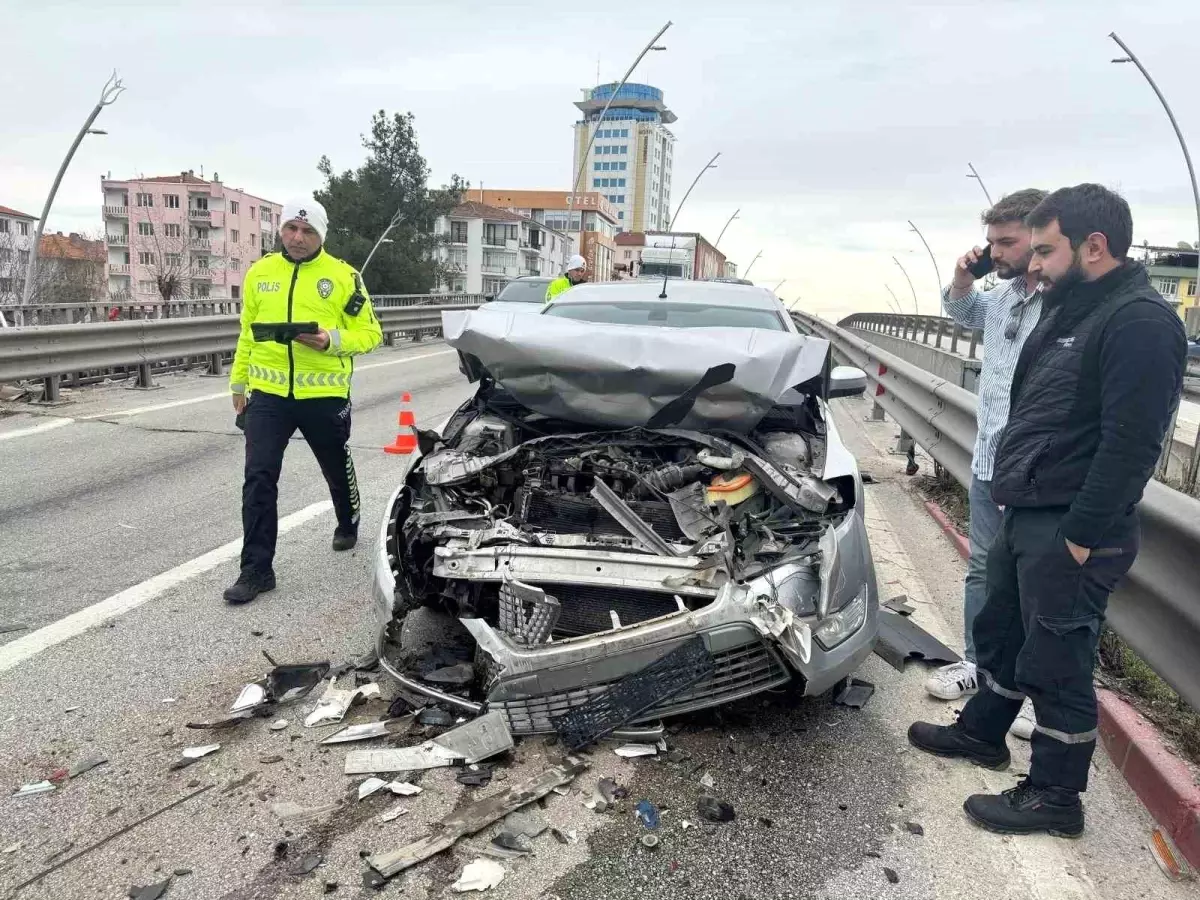 Uşak’ta 3 otomobil çarpıştı: 4 yaralı