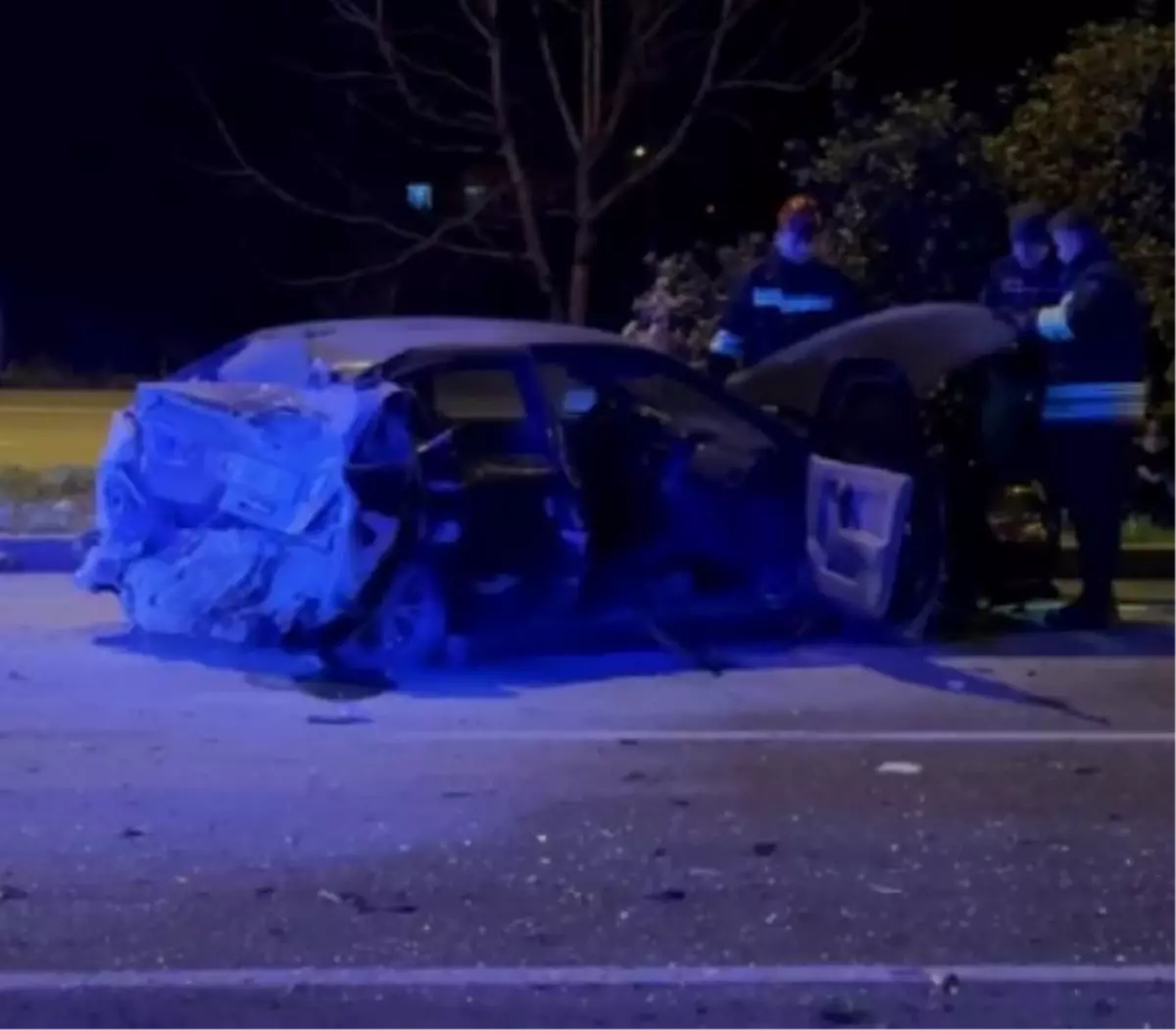 Yoldan çıkıp karşı şeride geçen otomobil ile TIR çarpıştı; 2 yaralı