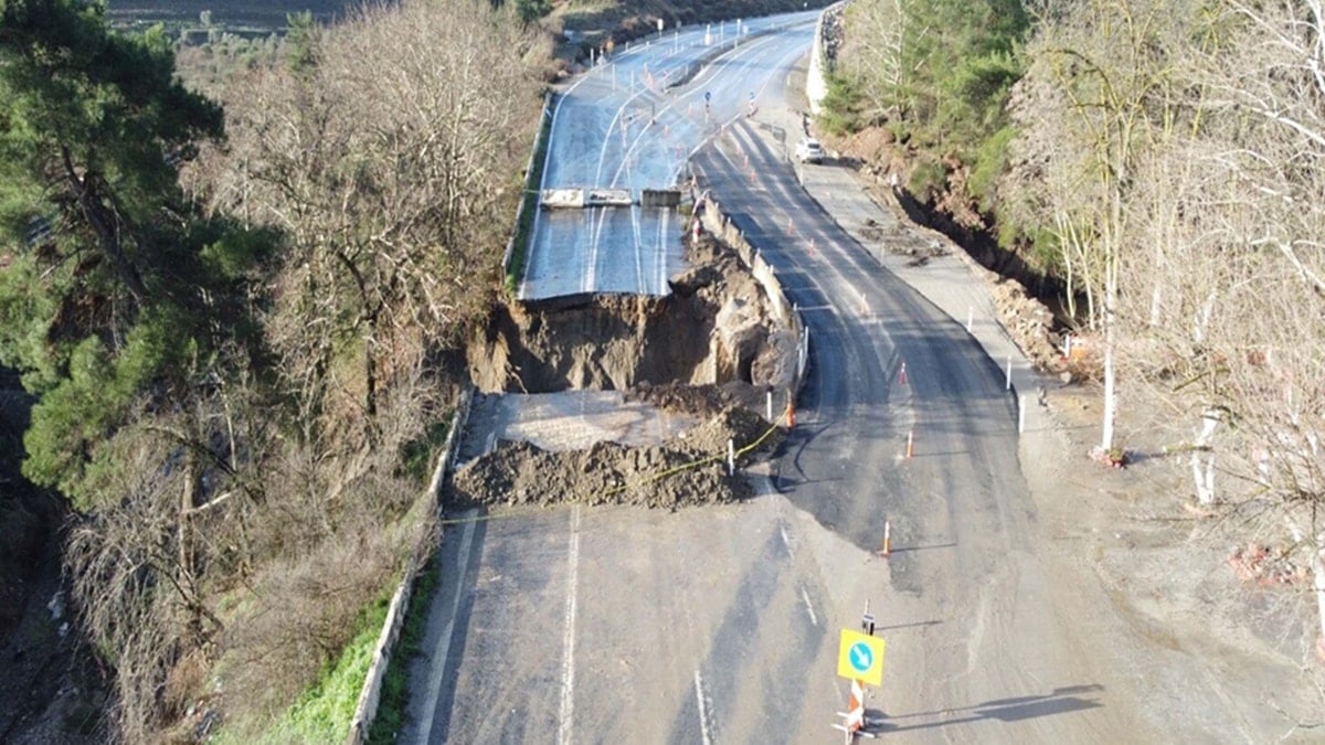 Sağanak nedeniyle çöken yol, kısmi olarak trafiğe açıldı