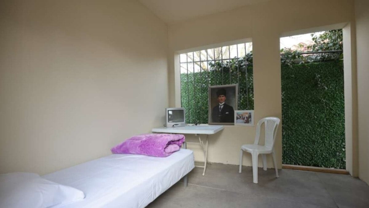 İmamoğlu’nun hücresinin bir örneği Silivri Dayanışma Merkezi’nde sergileniyor