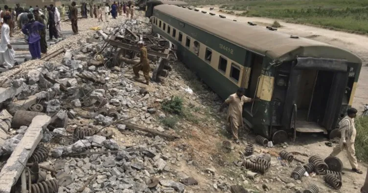 Pakistan’da feci kaza: Tren raydan çıkarak devrildi
