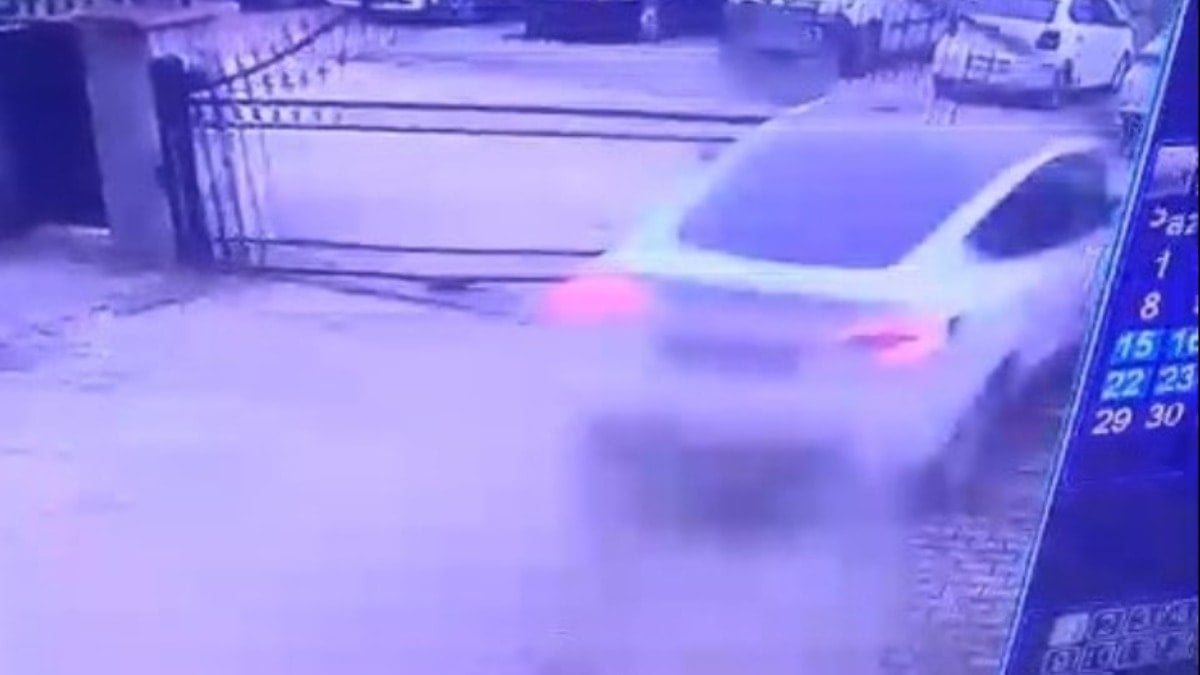 Otomobilin site kapısını kırdı: O anlar kamerada