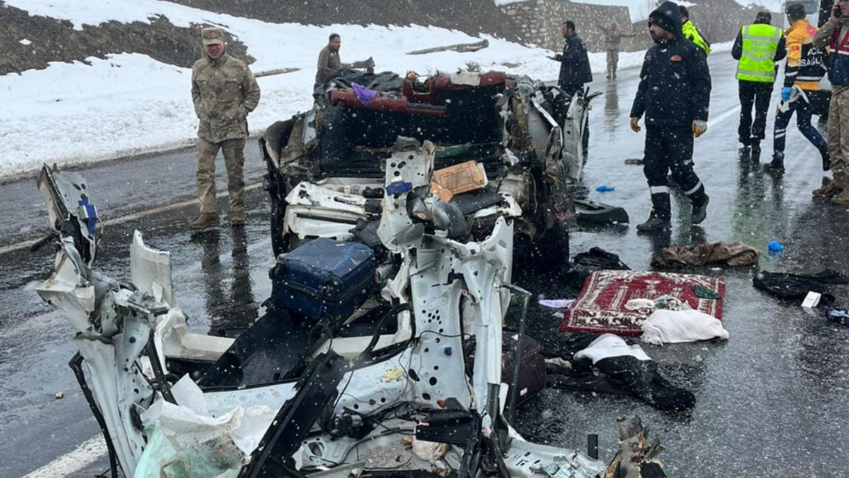 Van’da korkunç kaza! Aracı gören şoke oldu: 2 ölü, 3 yaralı