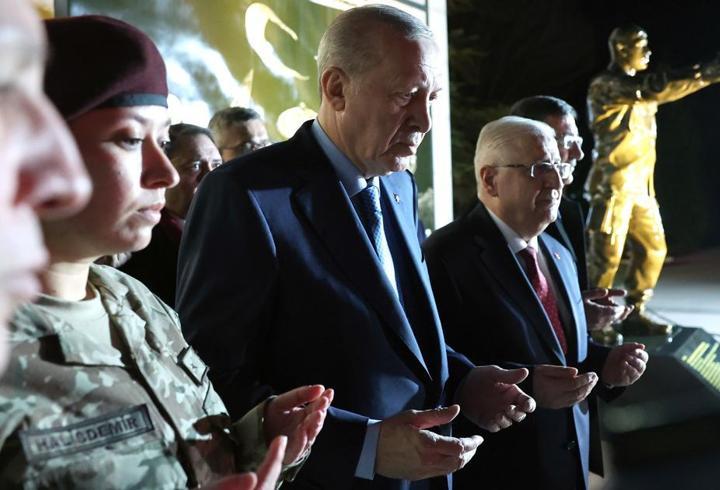 Ömer Halisdemir’in şehit düştüğü yerde duygusal anlar! Cumhurbaşkanı Erdoğan ve Elif Nur Halisdemir birlikte dua etti