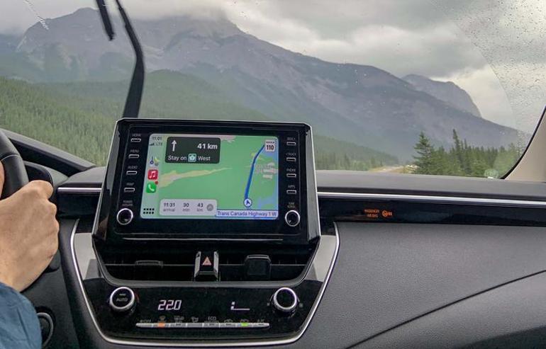 ARABADA MULTİMEDYA YASAK MI 2026 CarPlay ve Android Auto Ne Olacak Double Teyp Kullanmak Yasak mı Arabada Ekran Kullanımı Değişti