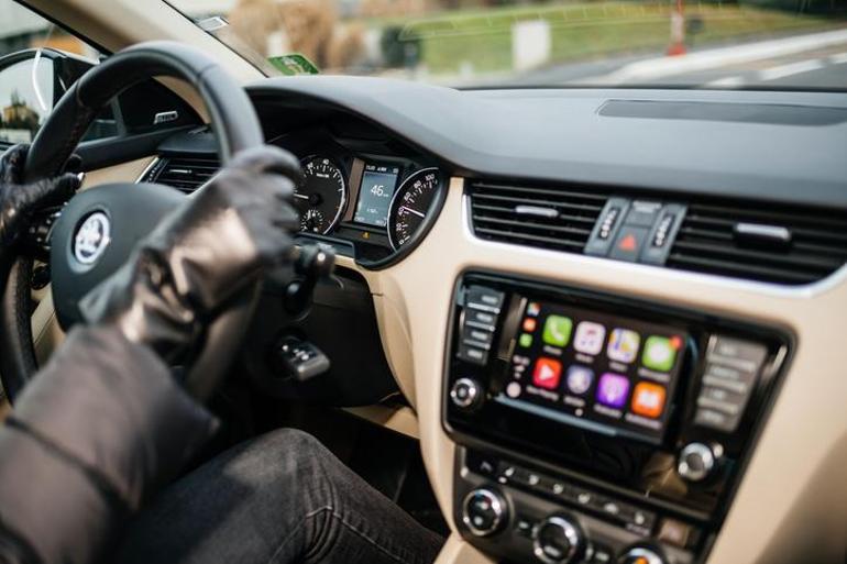 ARABADA MULTİMEDYA YASAK MI 2026 CarPlay ve Android Auto Ne Olacak Double Teyp Kullanmak Yasak mı Arabada Ekran Kullanımı Değişti