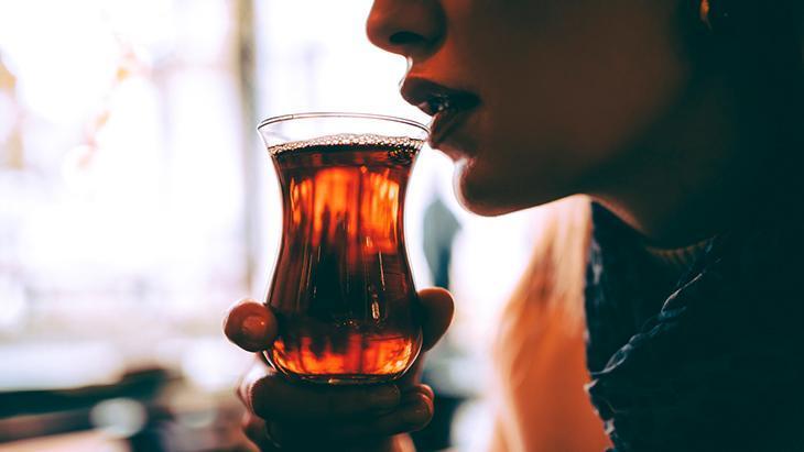 Bir bardak çay ağız bakterilerini yok ediyor! Kaynar değil ılık içmek gerekiyormuş