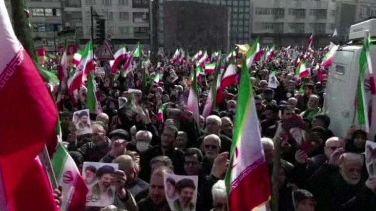 İranda bombalar altında Mücteba Hamaney mitingi