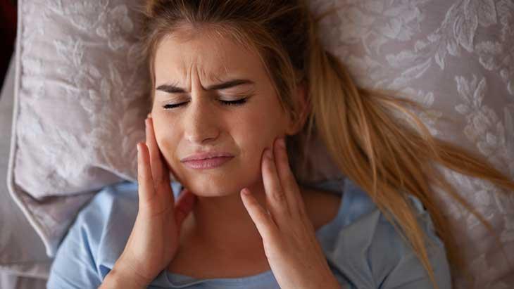 Geçmeyen baş ağrısının nedeni: Nörolojik değil, diş sıkma olabilir