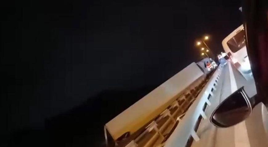 Büyükçekmece TEM Otoyolu’nda TIR devrildi; trafikte yoğunluk oluştu