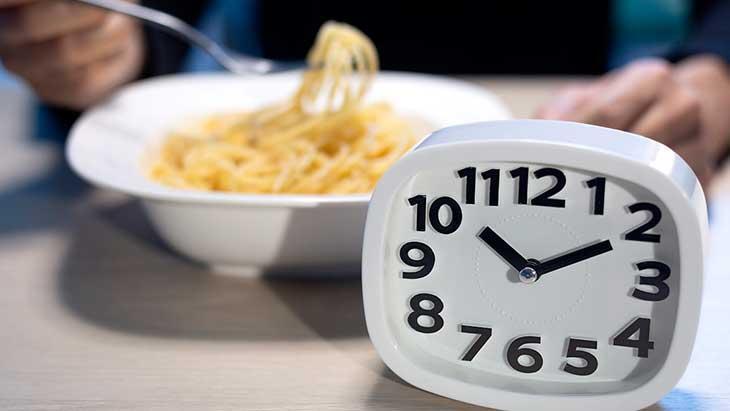 Gece 2’de uyanıksanız suçlu beyniniz değil, tabağınız! Uyku kalitesini bozan 5 hata