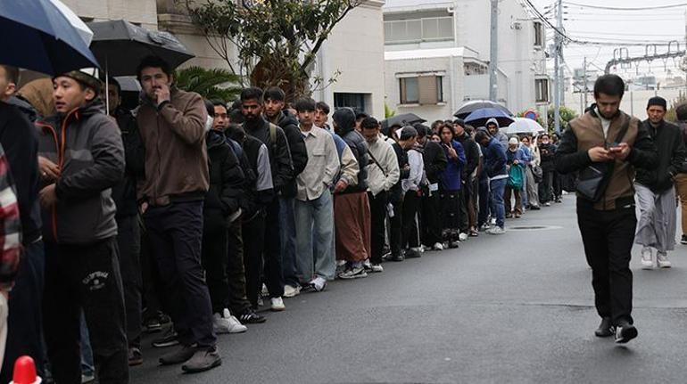 Binlerce kişi camiye akın etti, kapıda uzun kuyruklar oluştu! Bayram namazı bir değil beş kez kılındı