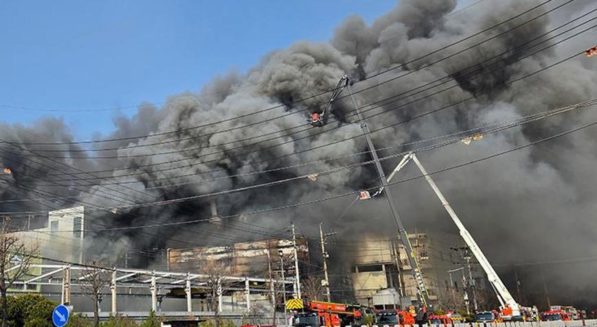 Güney Kore’de otomobil parça fabrikasında büyük yangın! En az 50 yaralı