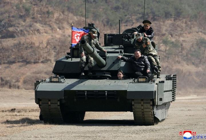 Kuzey Kore’nin veliahtı: Kim Ju-ae tank başında!