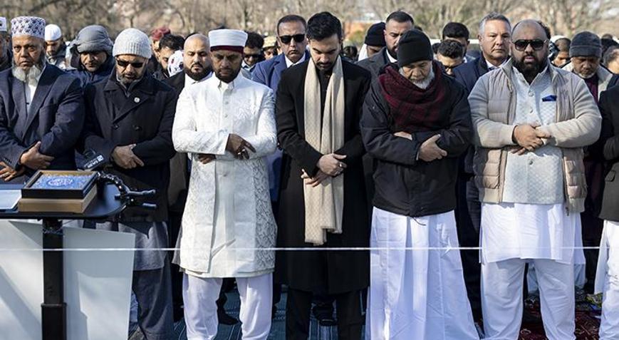 Görevdeki ilk bayram namazını kılan Mamdani’den dikkat çeken mesaj