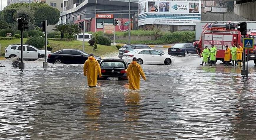 Adana sular altında! Dereler taştı, yollar göle döndü, araçlar mahsur kaldı
