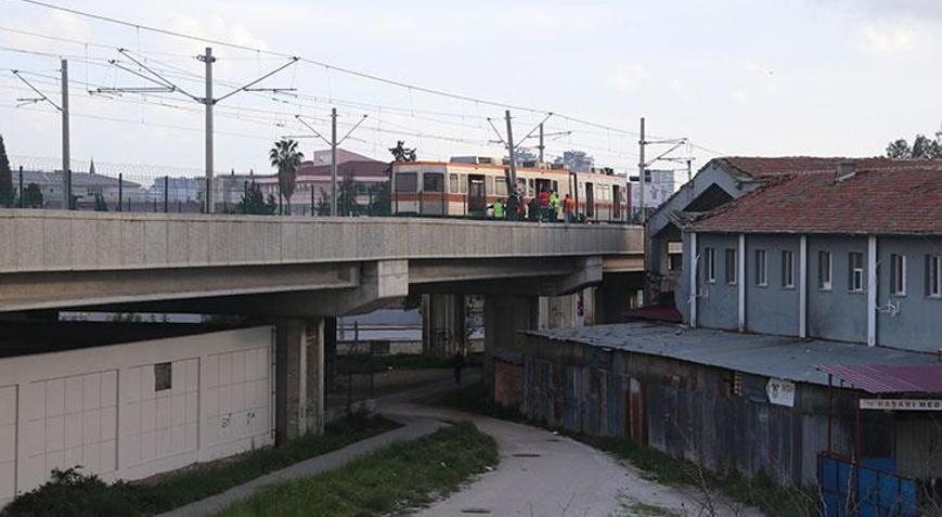 Adana’da korku dolu anlar! Hafif raylı sistemin vagonu raydan çıktı