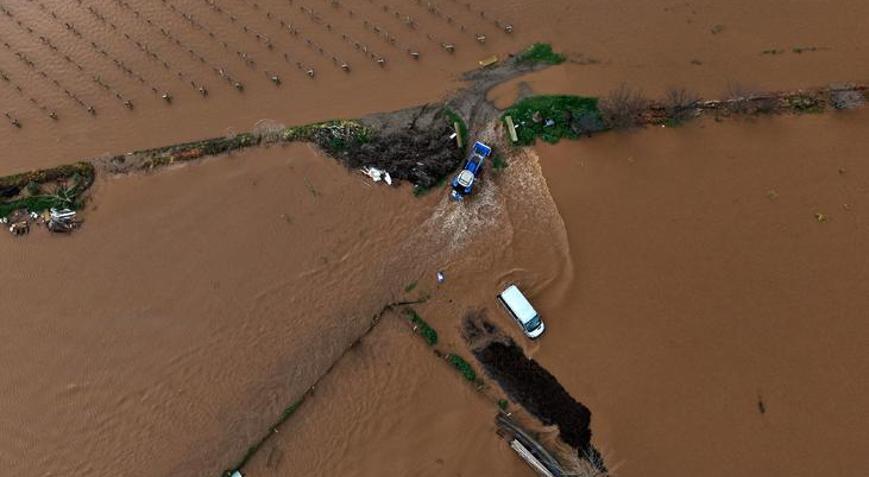 Sel alarmı! Gediz Nehri taştı; tarım arazileri, bahçeler sulara gömüldü