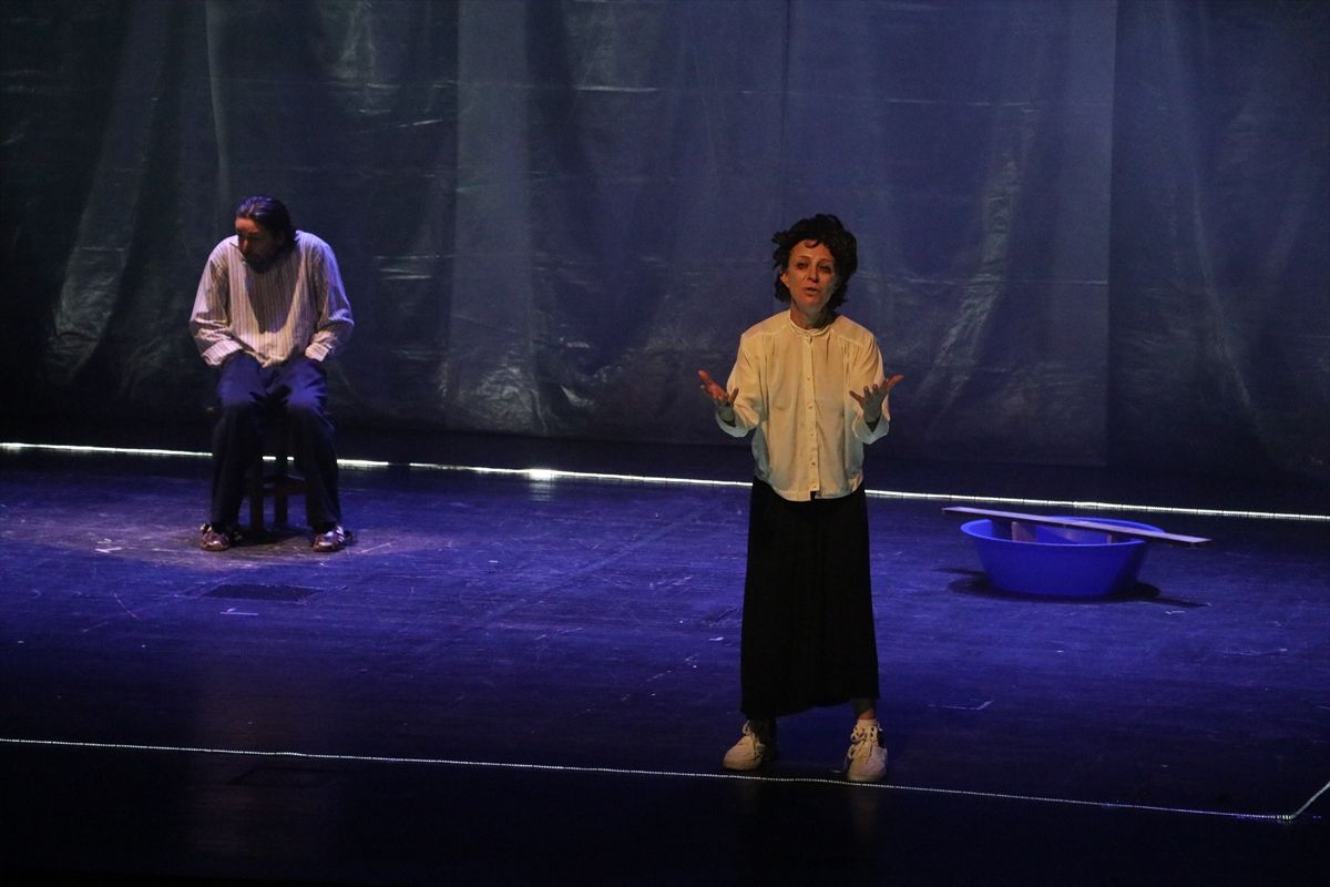 Adana’da “Yakish ve Poupche” adlı tiyatro oyunu sahnelendi