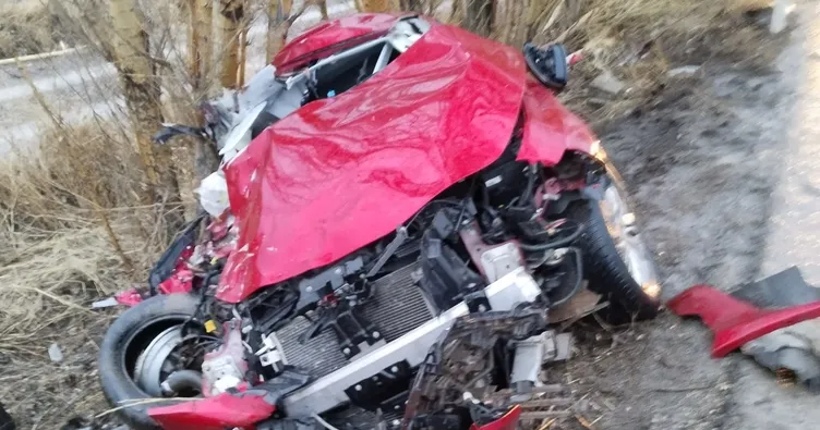 Ağaca çarpan otomobildeki 2 kişi öldü