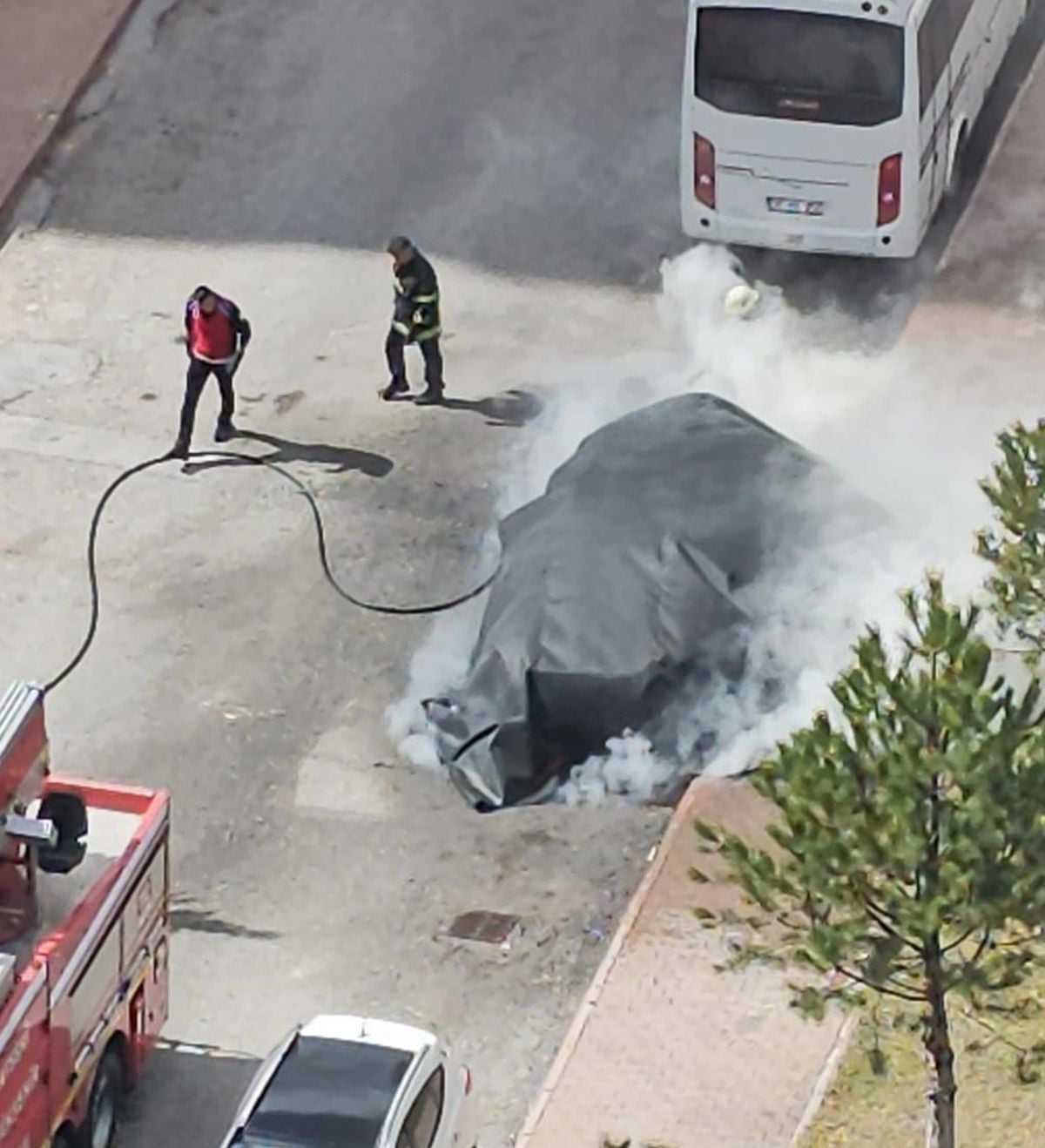 Alev alan elektrikli otomobile, yangın battaniyesi ile müdahale