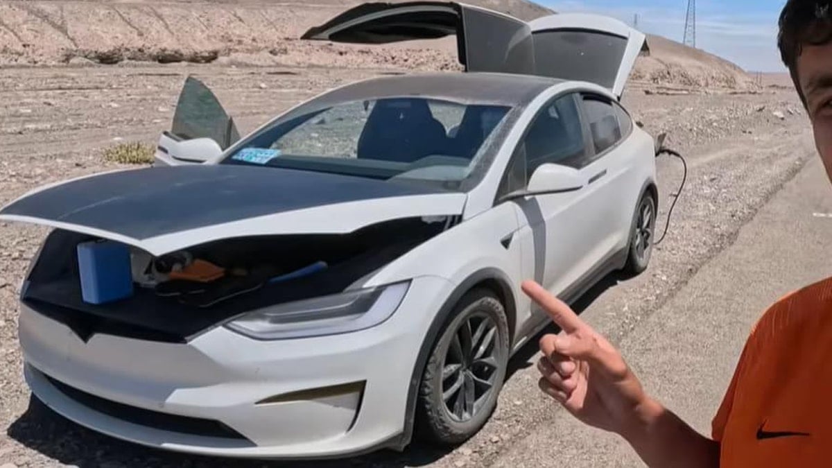 Çölün ortasında elektrikli aracıyla mahsur kaldı: Güneş panelleri ölümden kurtardı