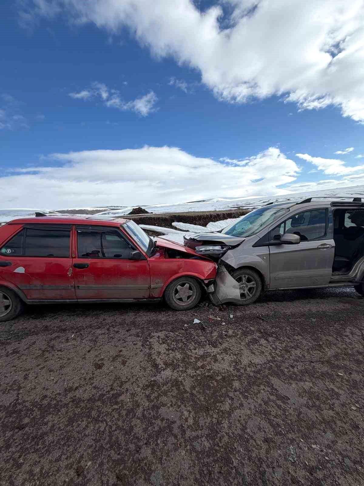 Ardahan’da iki otomobil kafa kafaya çarpıştı: 2 yaralı
