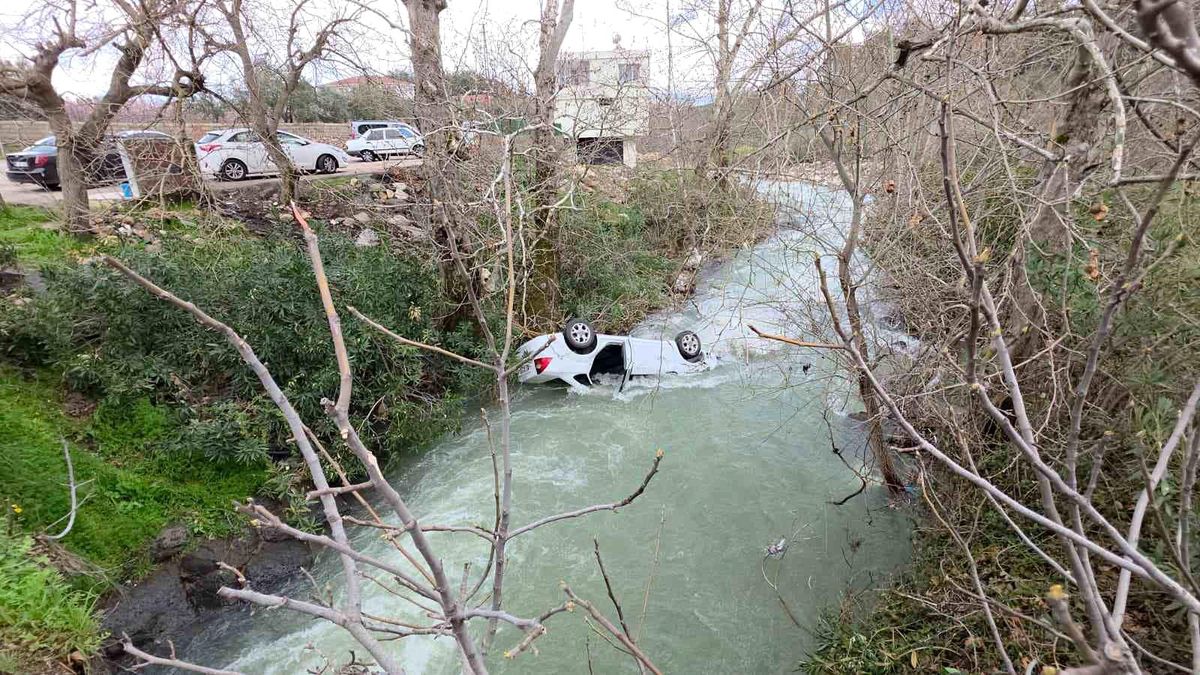 Dereye uçan otomobil suyla doldu, boğulma tehlikesi geçiren sürücüyü vatandaşlar kurtardı