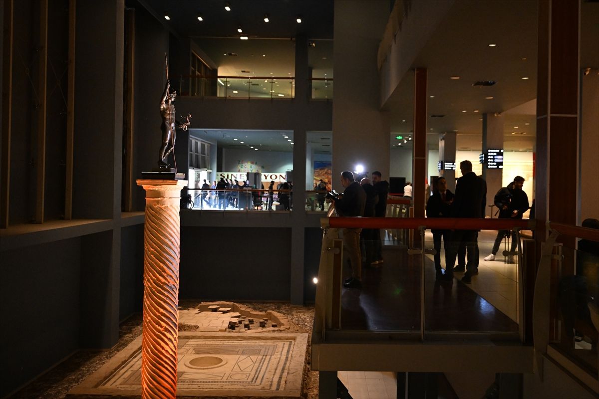 Gaziantep Valisi Mars Heykelini Yakından Görmek İçin Seyir Platformunu İnceledi