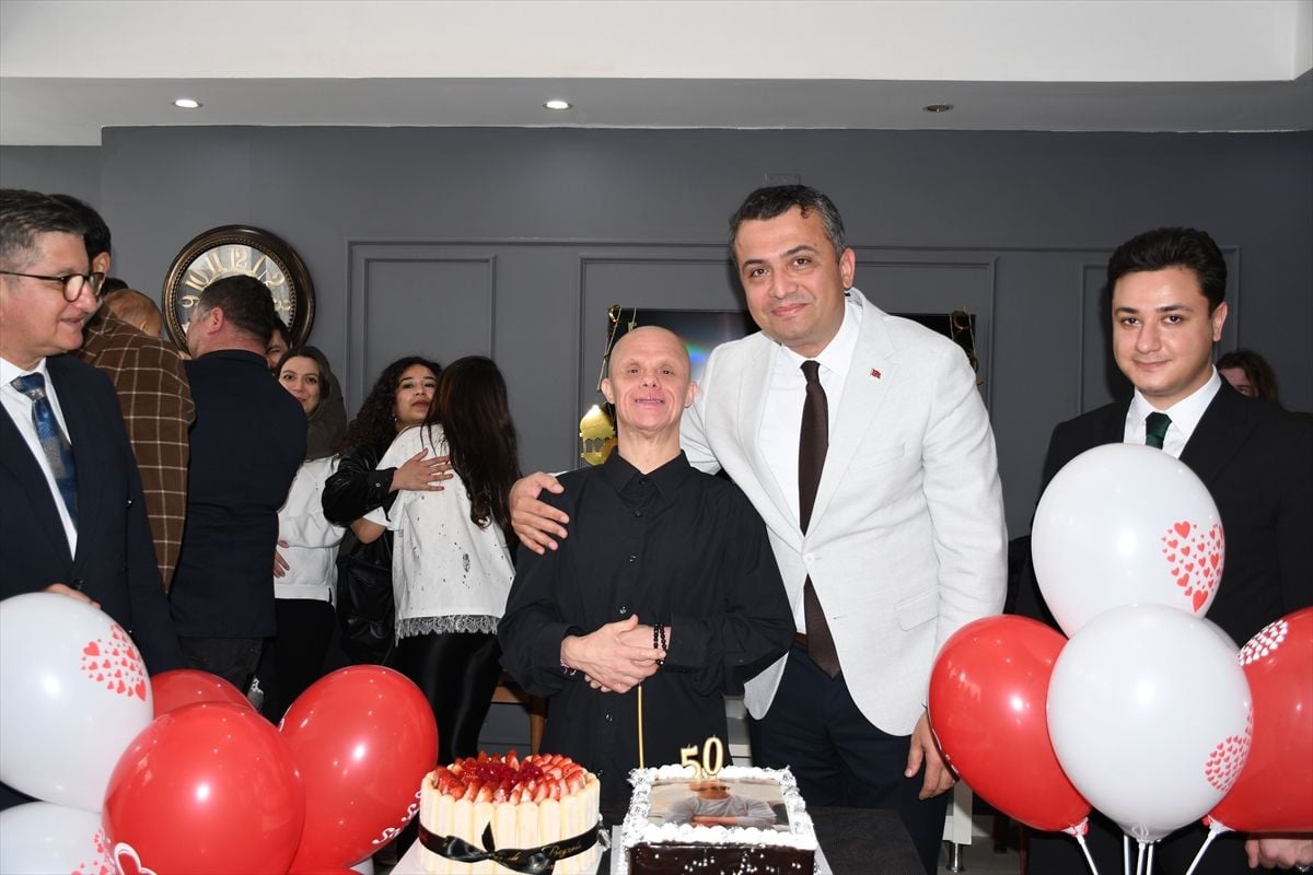 Hatay’da 50 yaşına giren down sendromlu için sürpriz doğum günü kutlaması yapıldı